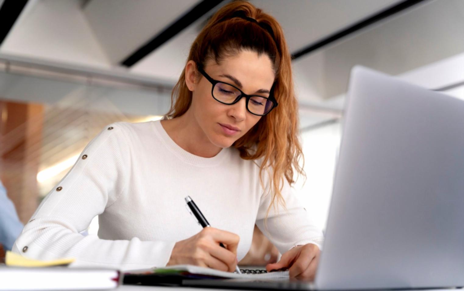 Современное рабочее место с документами и аналитическими отчетами